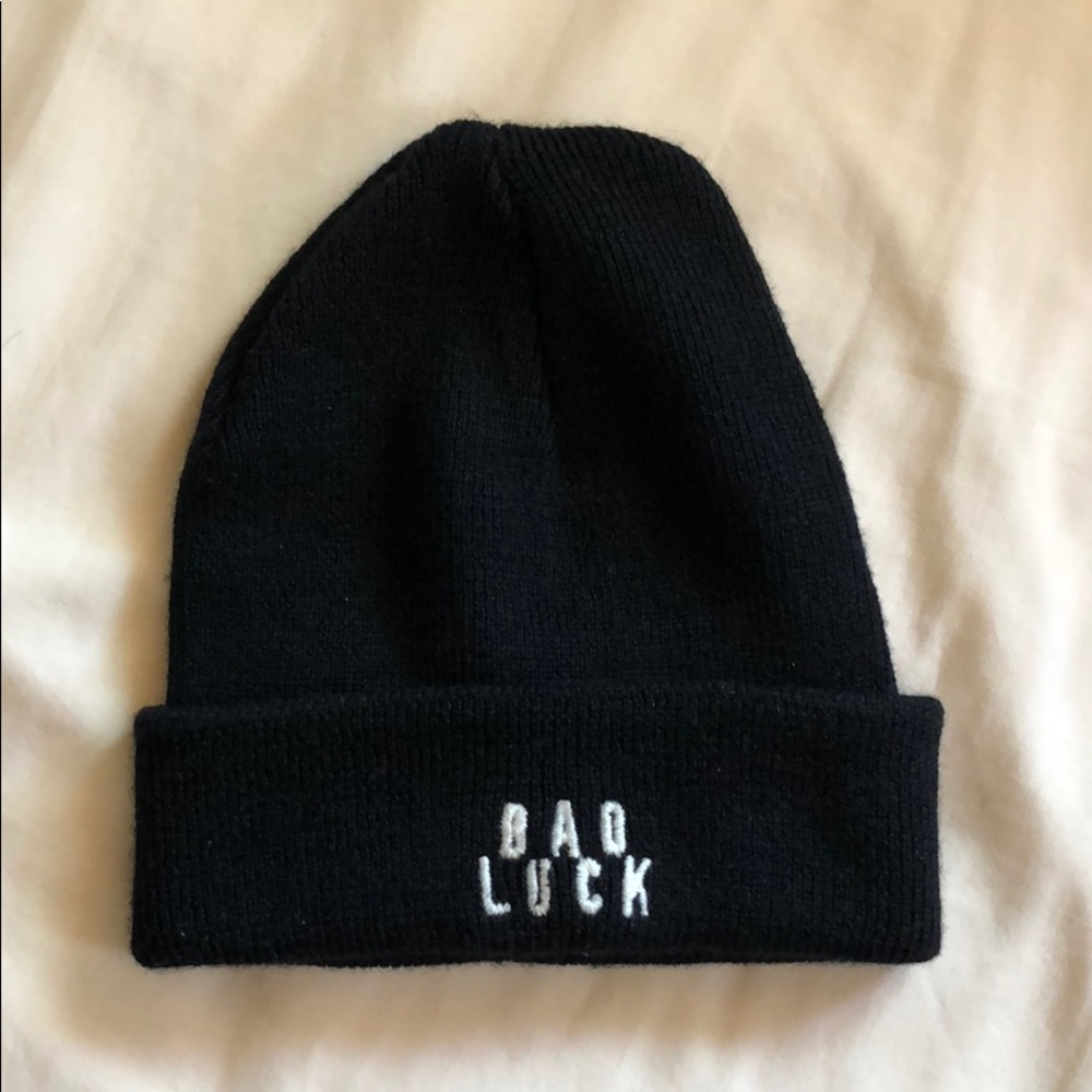 2/25$ 💗Brandy Melville embroidered beanie